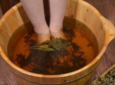 艾草泡脚有助于怀孕吗(艾叶泡脚有什么好处和坏处）