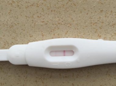 验孕棒会不准吗(一深一浅是来月经先兆)